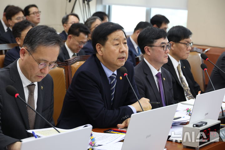 [서울=뉴시스] 조성봉 기자 = 구윤철 부총리 겸 재정경제부 장관이 23일 오후 서울 여의도 국회에서 열린 재정경제기획위원회에 전체회의에서 의원 질의에 답변하고 있다. 2026.02.23. suncho21@newsis.com