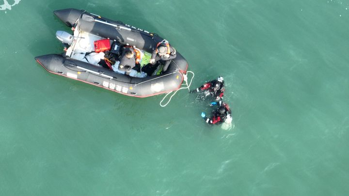 [태안=뉴시스] 충남 태안 꽃지해수욕장에서 조업선 실종자를 수색중인 태안해경 구조대.(사진=태안해양경찰서).2026.02.23.photo@newsis.com. *재판매 및 DB 금지