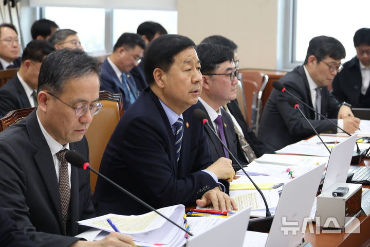 [서울=뉴시스] 조성봉 기자 = 구윤철 부총리 겸 재정경제부 장관이 23일 오후 서울 여의도 국회에서 열린 재정경제기획위원회에 전체회의에서 의원 질의에 답변하고 있다. 2026.02.23. suncho21@newsis.com