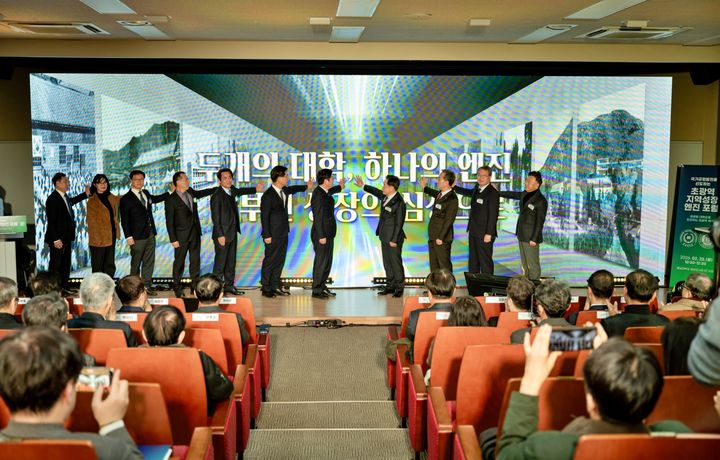 [대전=뉴시스] 충남대와 국립공주대 지역성장엔진 비전 선포식 기념촬영. (사진=충남대 제공) 2026.02.23. photo@newsis.com *재판매 및 DB 금지