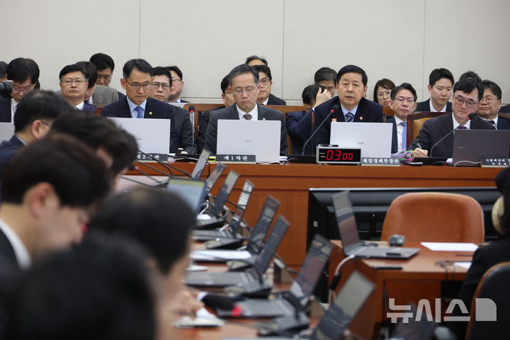 [서울=뉴시스] 조성봉 기자 = 구윤철 부총리 겸 재정경제부 장관이 23일 오후 서울 여의도 국회에서 열린 재정경제기획위원회에 전체회의에서 의원 질의에 답변하고 있다. 2026.02.23. suncho21@newsis.com