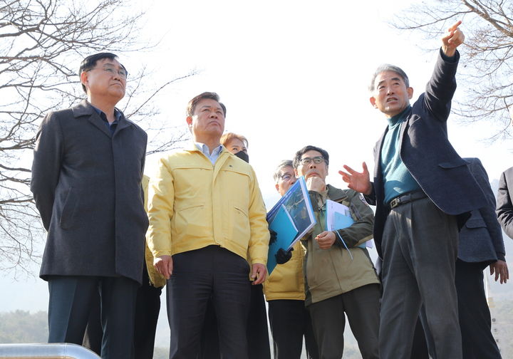 [정읍=뉴시스] 지난 20일 정읍 '내장산 사계절 복합 관광지' 조성을 위한 6개 기관 현장점검이 실시됐다. 왼쪽부터 박일 시의장, 이학수 시장, 한경동 내장산공원사무소장, 윤준병 국회의원이 현장 시설 등을 살피고 있다. *재판매 및 DB 금지