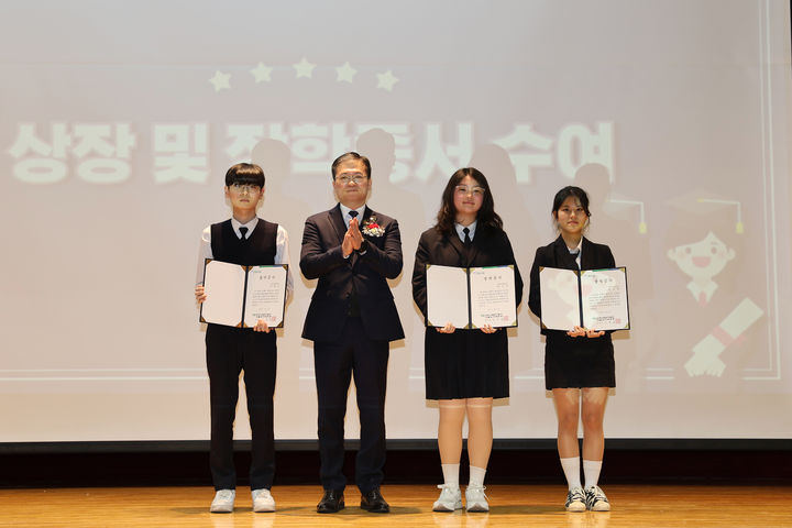 [울산=뉴시스] 한국수력원자력(주) 새울원자력본부는 주변지역 8개 학교 우수 졸업생에게 졸업 장학금을 지급했다고 23일 밝혔다. (사진= 새울원전 제공) 2026.02.23.photo@newsis.com *재판매 및 DB 금지