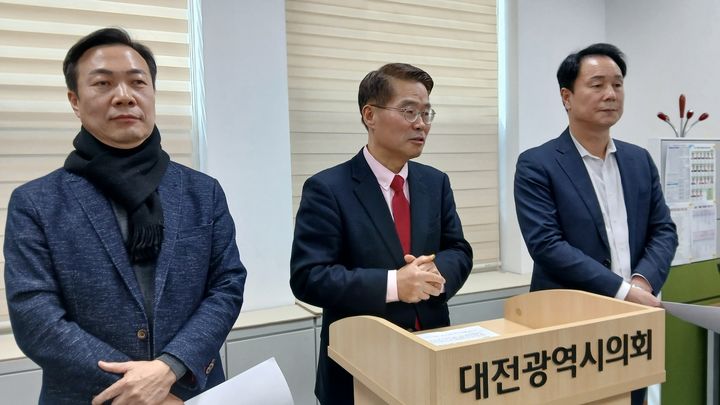 [대전=뉴시스] 조명휘 기자 = (왼쪽부터) 이택구·박경호·이상래 국민의힘 대전시당 당협위원장이 23일 오후 대전시의회서 회견을 열고 박정현 민주당 대전시당 위원장의 '관제데모' 발언을 비판하고 있다. 2026.02.23. photo@newsis.com *재판매 및 DB 금지