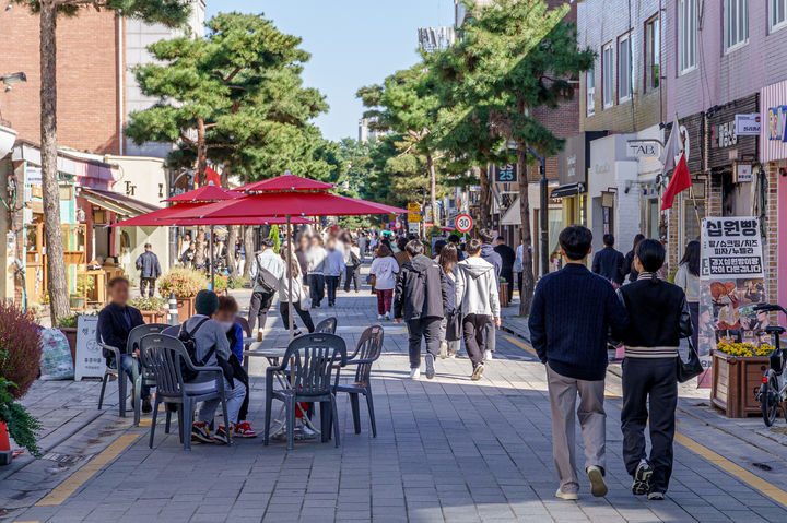 [수원=뉴시스] 2023년 10월 경기 수원시 팔달구 행궁동 일대에서 '생태교통 수원 뉴페스타' 행사가 진행되는 가운데 차량 통제로 보행자 중심 거리가 조성돼 시민들이 여유롭게 거리를 걸으며 행사를 즐기고 있다.. (사진=수원시 제공) 2026.02.23. photo@newsis.com *재판매 및 DB 금지