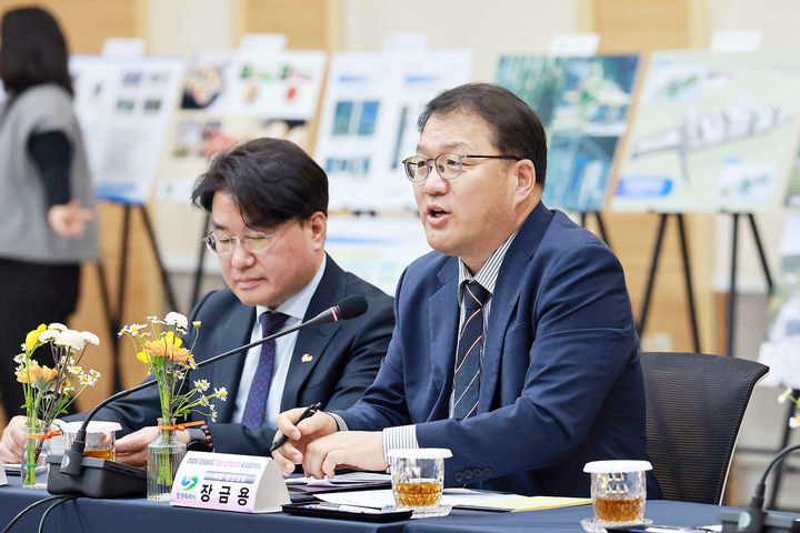 [창원=뉴시스] 강경국 기자 = 23일 경남도청 대회의실에서 경상남도 첨단·전략산업 투자협약식이 개최된 가운데 장금용 창원시장 권한대행이 인사말을 하고 있다. (사진=창원시청 제공). 2026.02.23. photo@newsis.com *재판매 및 DB 금지