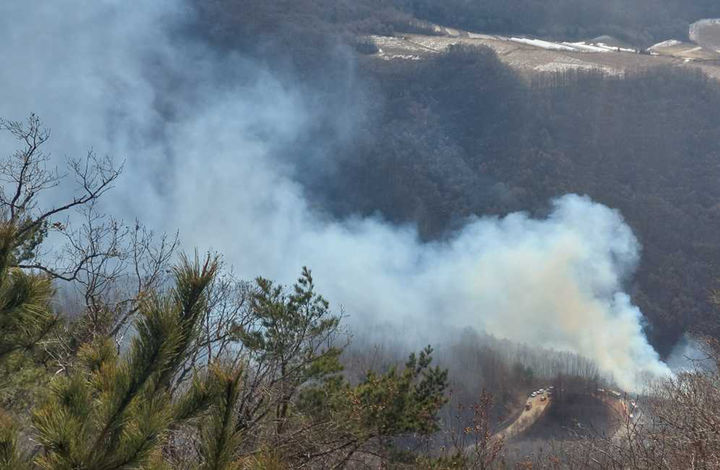 23일 오후 1시 57분께 정선군 신동읍에서 발생한 산불이 확산하고 있는 모습.(사진=강원산불방지대책본부 제공) *재판매 및 DB 금지