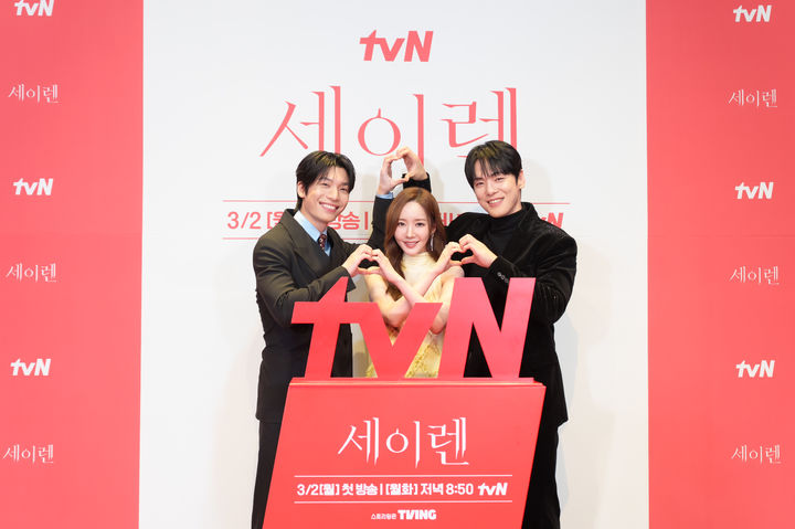 [서울=뉴시스] 23일 온라인으로 진행된 tvN 새 월화드라마 '세이렌' 제작발표회에서 배우 위하준, 박민영, 김정현이 포즈를 취하고 있다. (사진=tvN 제공) 2026.02.23. photo@newsis.com&nbsp; *재판매 및 DB 금지
