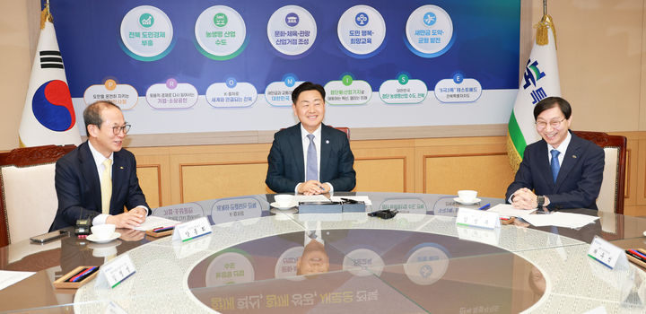 전북특별자치도는 23일 도청에서 김관영 전북특별자치도지사, 김성주 국민연금공단 이사장, 양종희 KB금융그룹 회장이 참석한 가운데 '자산운용 특화 금융생태계 조성 및 지역경제 활성화'를 위한 3자 업무협약을 체결했다. *재판매 및 DB 금지