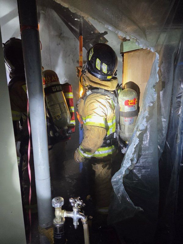[논산=뉴시스]지난 19일 발생한 논산시 연무읍 단독주택 화제 당시 논산소방 현장대원이 화재현장에서 거주자를 구조했다. 2026. 02. 23 photo@newsis.com *재판매 및 DB 금지