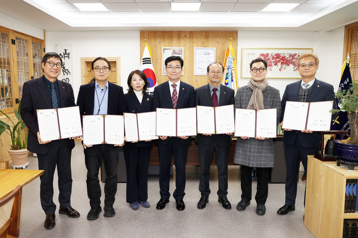 윤건영 충북도교육감(가운데)이 23일 집무실에서 지역 대학, 예술 기관·단체 대표와 업무협약을 맺고 기념 촬영을 하고 있다.(사진=충북교육청 제공).2026.02.23.photo@newsis.com *재판매 및 DB 금지