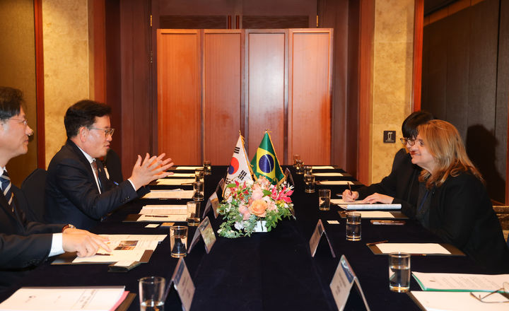 [세종=뉴시스] 이승돈 농촌진흥청장이 23일 서울 롯데호텔에서 실비아 마스루하 (Silvia Maria Fonseca Silverira Massruha) 브라질 농업연구청장을 만나 농촌진흥청과 브라질 농업 연구청 간 농업 연구개발 협력 체결 후속 방안을 논의하고 있다. (사진=농촌진흥청 제공) *재판매 및 DB 금지