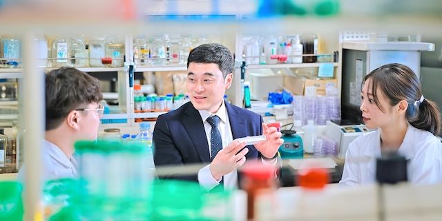 [서울=뉴시스] 김도경(가운데) 경희대 의과대학 교수가 과기정통부 주관 'IP 스타 과학자' 지원사업 2단계에 최종 선정됐다. (사진=경희대 제공) 2026.02.23. photo@newsis.com *재판매 및 DB 금지