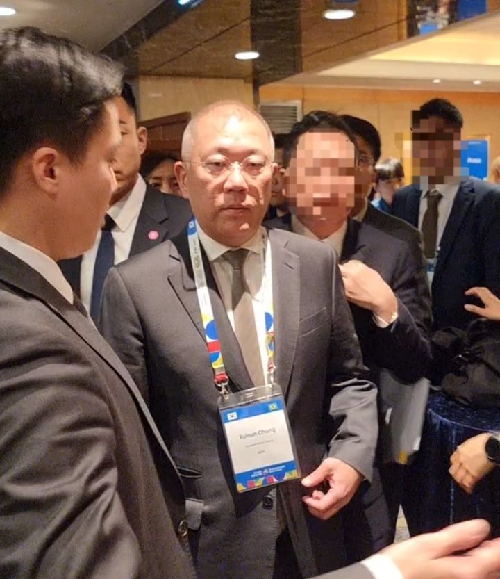 [서울=뉴시스]이지용 기자 = 정의선 현대차그룹 회장이 23일 서울 소공동 롯데호텔에서 열린 '한-브라질 비즈니스 포럼'에 참석하기 위해 행사장에 들어서는 모습. 2026.02.23. leejy5223@newsis.com *재판매 및 DB 금지 *재판매 및 DB 금지