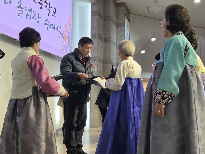 "딸이라 공부 못하다 대학가니 난리지"…80대 여고생들 '빛나는 졸업식'