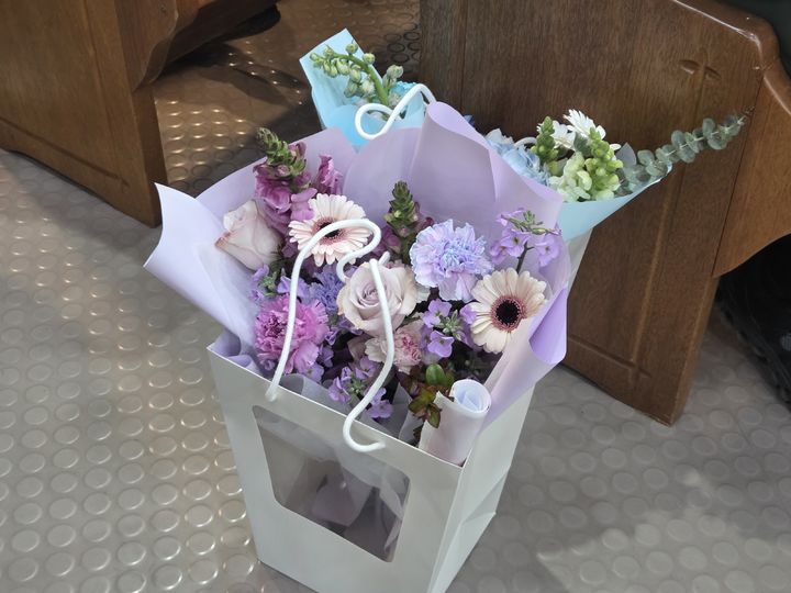 [서울=뉴시스] 이지영 기자= 23일 일성여고 졸업식에서 졸업생을 위한 꽃들이 줄지어 있다. 2026.02.23. jee0@newsis.com *재판매 및 DB 금지