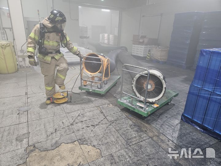 [청주=뉴시스] 청주 오창읍 공장 화재 모습. (사진=청주동부소방서 제공) 2026.02.23. photo@newsis.com