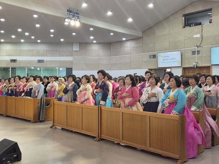 [서울=뉴시스] 이지영 기자= 23일 일성여고 졸업생들이 형형색색 한복을 입고 졸업식을 진행하고 있다. 2026.02.23. jee0@newsis.com *재판매 및 DB 금지