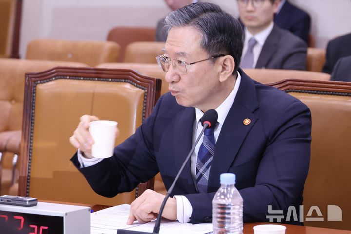 [서울=뉴시스] 조성봉 기자 = 정성호 법무부 장관이 23일 오후 서울 여의도 국회에서 열린 법제사법위원회 전체회의에서 물을 마시고 있다.2026.02.23. suncho21@newsis.com