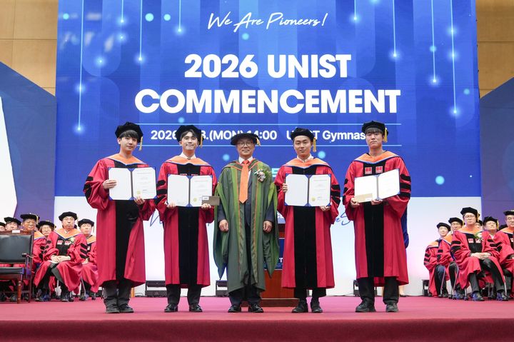 [울산=뉴시스] 박종래 UNIST 총장(가운데)과 우수논문상을 수상한 대학원 졸업생들이 기념촬영을 하고 있다. (사진=UNIST 제공) 2026.02.23. photo@newsis.com *재판매 및 DB 금지