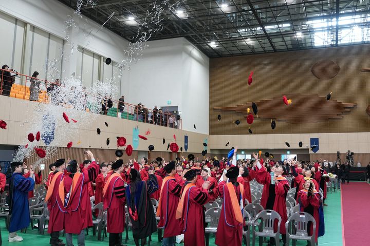 [울산=뉴시스] 23일 2026학년도 UNIST 학위수여식에서 졸업생들이 학사모를 공중으로 던지며 졸업을 축하하고 있다. (사진=UNIST 제공) 2026.02.23. photo@newsis.com *재판매 및 DB 금지