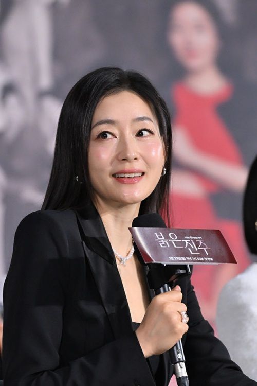 [서울=뉴시스] 23일 KBS 2TV 새 일일드라마 '붉은 진주' 온라인 제작발표회에서 김성근 감독과 출연진이 포즈를 취하고 있다. (사진=KBS 제공) 2026.02.23. photo@newsis.com *재판매 및 DB 금지