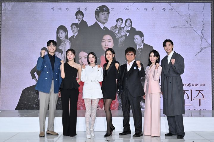 [서울=뉴시스] 23일 KBS 2TV 새 일일드라마 '붉은 진주' 온라인 제작발표회에서 김성근 감독과 출연진이 포즈를 취하고 있다. (사진=KBS 제공) 2026.02.23. photo@newsis.com *재판매 및 DB 금지