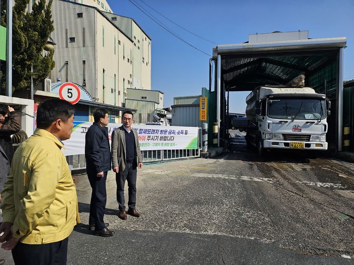[창원=뉴시스]경남농협, 농협사료 경남지사 등 축산방역 현장 점검. (사진=경남농협 제공) 2026.02.23.photo@newsis.com *재판매 및 DB 금지