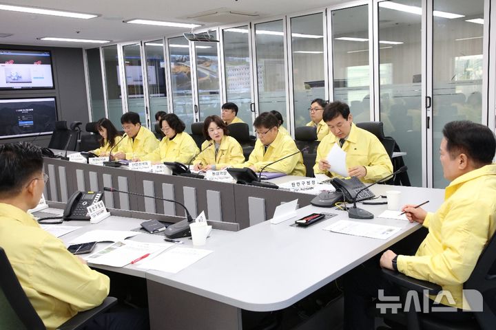 [안양=뉴시스] 안양시가 23일 최대호 시장 주재로 봄철 산불방지 종합대책 회의를 열고 있다.(사진=안양시 제공).2026.02.23. photo@newsis.com