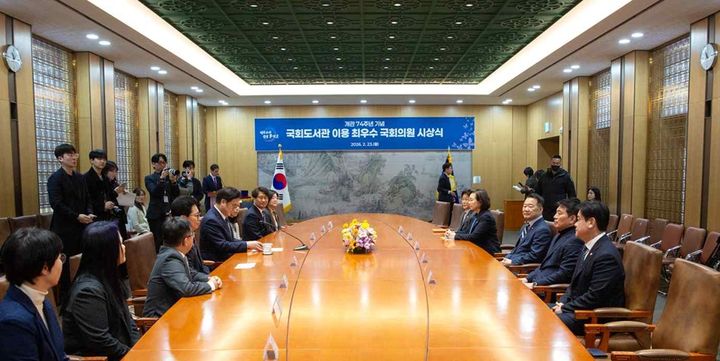 우원식 국회의장이 23일 국회 접견실에서 열린 국회도서관 개관 74주년 기념 '국회도서관 이용 최우수 국회의원 시상식' 행사 전 인사말을 하고 있다. (제공=국회도서관) *재판매 및 DB 금지