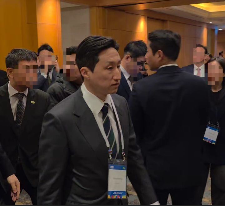 [서울=뉴시스]박현준 기자 = 정기선 HD현대 회장이 23일 오후 서울 소공동 롯데호텔에서 열린 '한-브라질 비즈니스 포럼'에 참석하기 위해 행사장에 들어서는 모습. 206.02.23. parkhj@newsis.com *재판매 및 DB 금지