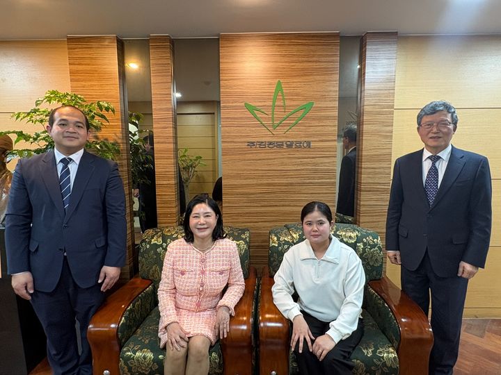 [서울=뉴시스] 권민지 기자 = '만만만생명운동'에 참여자들. 소반나라(33)씨(왼쪽), 김정문알로에 최연매 회장, 꽁씨는(32)씨, 만만만생명운동 김필곤 이사(오른쪽) 2026.02.23. ming@newsis.com *재판매 및 DB 금지 *재판매 및 DB 금지