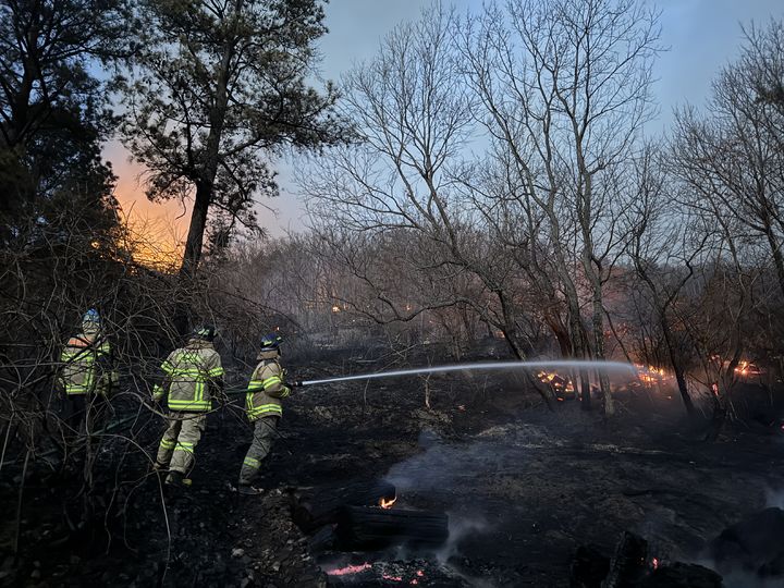 밀양 산불 확산…요양병원 환자·주민 전원 대피