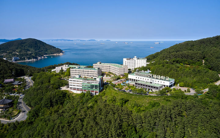 [거제=뉴시스] 신정철 기자= 경남 거제대학교(총장 박장근)는 2025년 공시 취업률 77.3%를 기록하며 최근 3년간 안정적인 취업 성과를 이어가고 있다고 23일 밝혔다.사진은 거제대학교 전경.(사진=거제대 제공).2026.02.23. photo@newsis.com *재판매 및 DB 금지