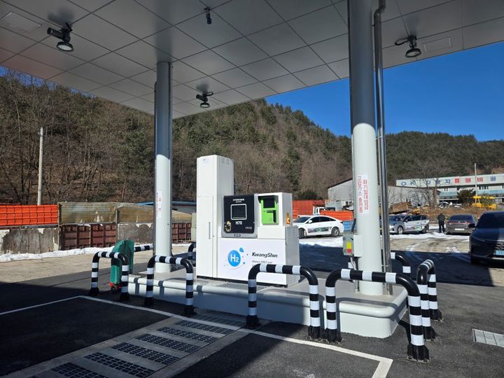 [춘천=뉴시스] 23일 강원특별자치도(도지사 김진태)는 지난 2일 태백 수소 충전소를 본격 가동한 데 이어, 속초 노학동 수소 충전소를 오는 3월 준공 후 4월 초부터 운영 개시할 예정이라고 밝혔다. 사진은 태백 충전소. 강원특별자치도 제공. *재판매 및 DB 금지