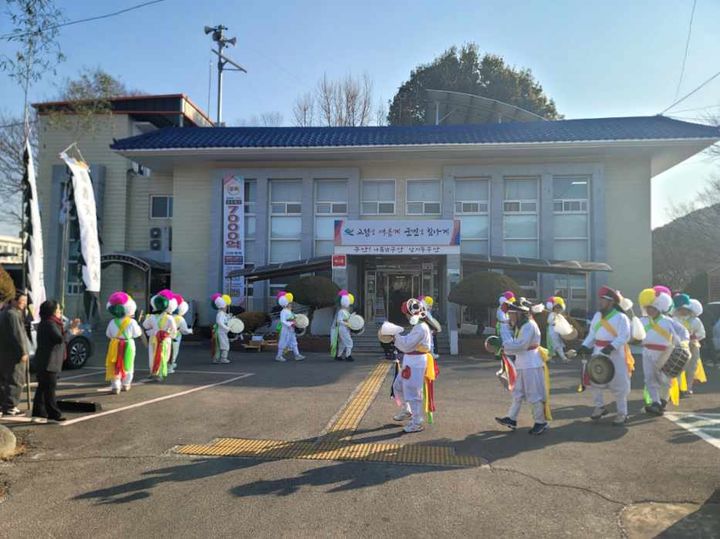 [고성(경남)=뉴시스] 신정철 기자 = 경남 고성군 구만면농악단(단장 최기림)은 지난 20일 구만면사무소를 시작해 22일까지 3일간 구만면 일원을 순회하며, 지신밟기를 하며 면민들의 건강과 안녕을 기원했다. 사진은 지난 20일 구만면사무소 앞에서 지신밟기 행사를 진행하고 있는 모습.(사진=고성군 제공).2026.02.23. photo@newsis.com *재판매 및 DB 금지