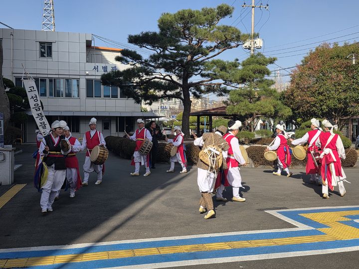 [고성(경남)=뉴시스] 신정철 기자 = 경남 고성군 고성읍풍물단(단장 최성호)은 23일, 고성읍 일원에서 2026년 병오년 한 해의 평안과 발전을 기원하는 지신밟기 행사를 성황리에 개최했다. 사진은 고성읍 풍물단원 15명이 고성군청에서 지신밟기 행사를 진행하고 있는 모습.(사진=고성군 제공).2026.02.23. photo@newsis.com *재판매 및 DB 금지