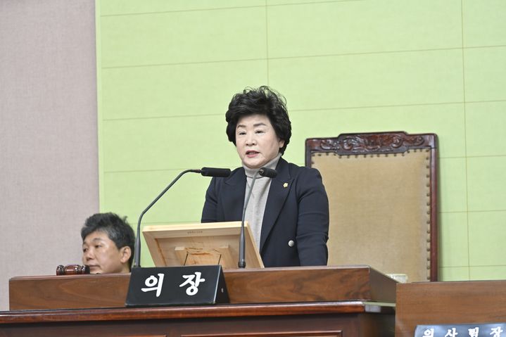 [거제=뉴시스] 신정철 기자 = 경남 거제시의회는 23일, 오는 27일까지 5일간의 일정으로 제260회 임시회를 개회했다. 사진은 신금자 의장이 "오늘 우리는 올해의 첫 번째 임시회를 열며 새로운 한 해를 시작하는 출발선에 서 있다"라며 개회사를 하고 있다.(사진=거제시의회 제공).2026.02.23. photo@newsis.com *재판매 및 DB 금지