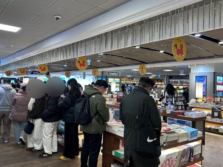 [서울=뉴시스] 윤서진 인턴기자 = 23일 오후 5시반께 사람들로 북적이는 교보문고 광화문점. 2026.2.23 *재판매 및 DB금지 *재판매 및 DB 금지