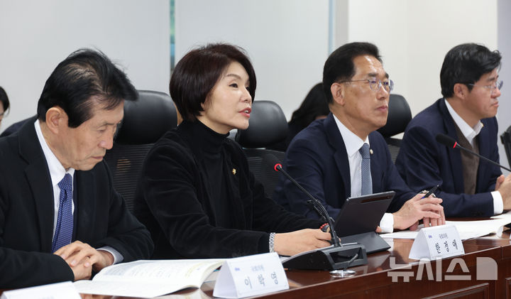 [서울=뉴시스] 김금보 기자 = 한정애 더불어민주당 정책위의장이 23일 오전 서울 여의도 국회 의원회관에서 열린 국회 기후에너지환경노동위원회 더불어민주당 위원-고용노동부 당정협의회에서 발언을 하고 있다. 2026.02.23. kgb@newsis.com