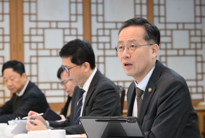 [서울=뉴시스] 이형일 재정경제부 차관이 23일 서울 종로구 정부서울청사에서 시장상황점검회의를 주재하고 있다. (사진=재정경제부 제공) 2026.02.23. photo@newsis.com *재판매 및 DB 금지