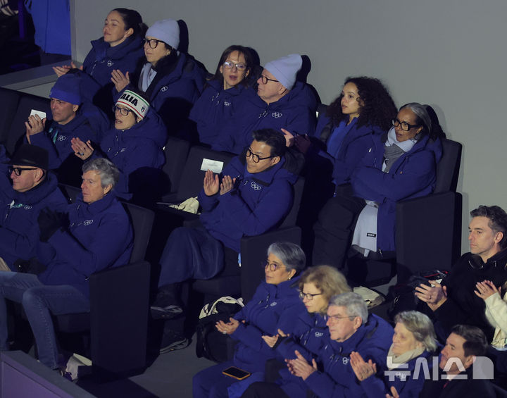 [베로나=뉴시스] 박주성 기자 = 22일(현지 시간) 이탈리아 베로나 아레나에서 열린 2026 밀라노·코르티나담페초 동계올림픽 폐회식에서 김재열 IOC 집행위원이 참석해 박수를 치고 있다. (공동취재) 2026.02.23. photo@newsis.com