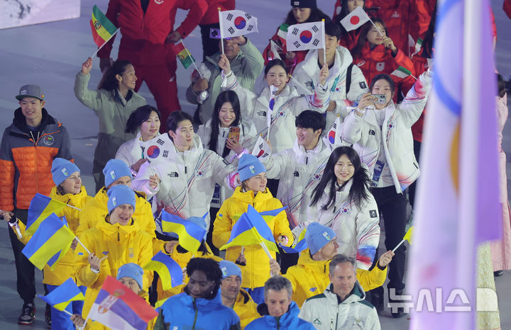 [베로나=뉴시스] 박주성 기자 = 22일(현지 시간) 이탈리아 베로나 아레나에서 열린 2026 밀라노·코르티나담페초 동계올림픽 폐회식에서 쇼트트랙 김길리, 심석희, 이소연, 신동민, 이정민, 피겨스케이팅 이해인 등 대한민국 선수단이 입장하고 있다. (공동취재) 2026.02.23. photo@newsis.com