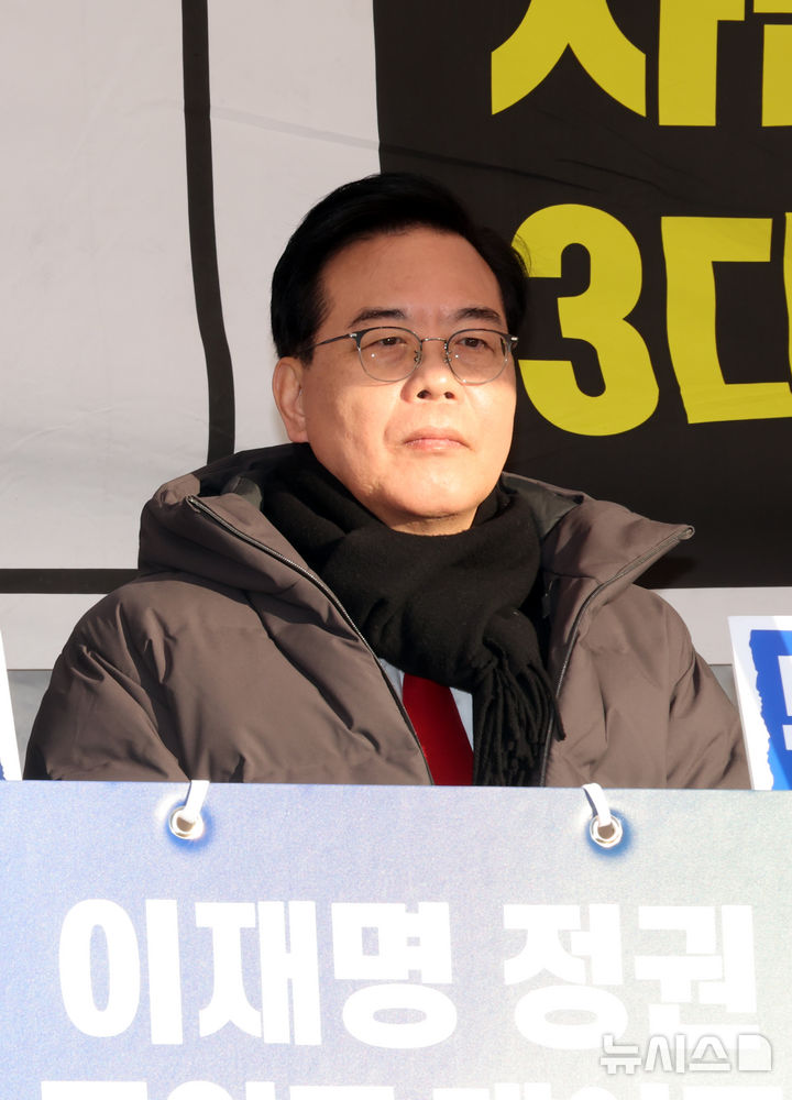 [서울=뉴시스] 김금보 기자 = 송언석 국민의힘 원내대표를 비롯한 의원들이 23일 오전 서울 여의도 국회 본청 계단 앞에서 정권비리 3대특검 추진 및 사법장악 3대악법 저지를 위한 국회 천막농성을 하고 있다. 2026.02.23. kgb@newsis.com