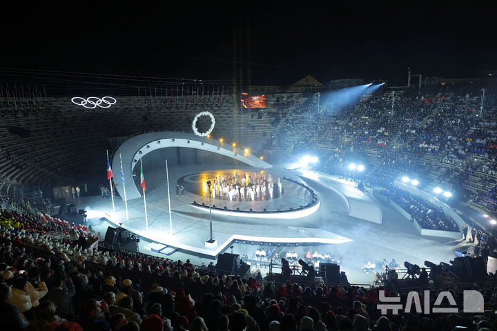 [베로나=뉴시스] 박주성 기자 = 22일(현지 시간) 이탈리아 베로나 아레나에서 열린 2026 밀라노·코르티나담페초 동계올림픽 폐회식에서 다음 올림픽 개최지 프랑스의 공연이 펼쳐지고 있다. (공동취재) 2026.02.23. photo@newsis.com