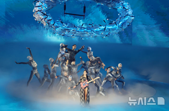 [베로나=뉴시스] 김근수 기자 = 22일 오후(현지시간) 이탈리아 베로나 아레나에서 2026 밀라노·코르티나담페초 동계올림픽대회 폐회식 공연이 펼쳐지고 있다. (공동취재) 2026.02.23. photo@newsis.com