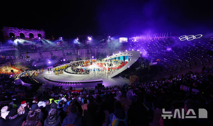 [베로나=뉴시스] 박주성 기자 = 22일(현지 시간) 이탈리아 베로나 아레나에서 열린 2026 밀라노·코르티나담페초 동계올림픽 폐회식에서 각국 선수단이 입장하고 있다. (공동취재) 2026.02.23. photo@newsis.com