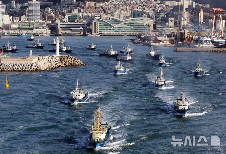  [부산=뉴시스] 하경민 기자 = 국내 고등어 어획량의 80% 이상을 차지하는 대형선망수협 소속 16개 선단의 어선들이 23일 오전 부산 서구 부산공동어시장에서 설 연휴 이후 첫 조업을 위해 일제히 출항하고 있다. 대형선망 1개 선단은 본선 1척과 등선 2척, 운반선 3척 등 총 6척으로 구성된다. 2026.02.23. yulnetphoto@newsis.com