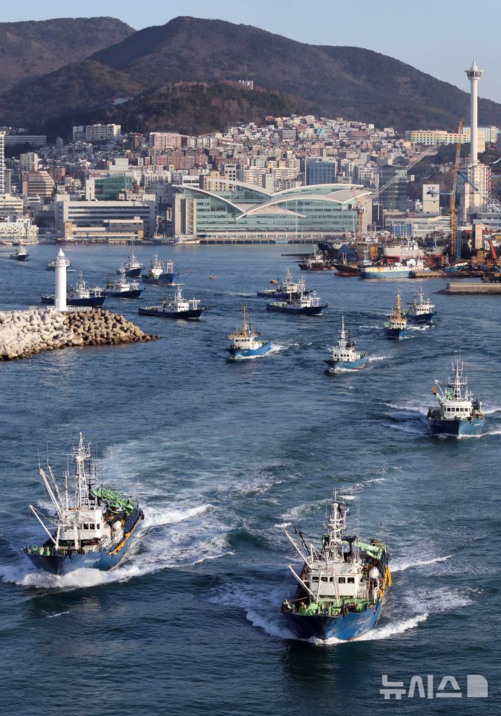 부산 대형선망 어선들, 설 휴어기 마치고 출항 [뉴시스Pic]