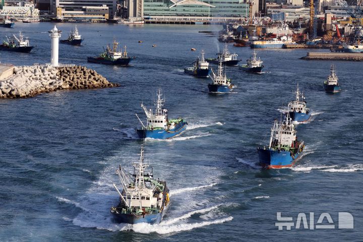  [부산=뉴시스] 하경민 기자 = 국내 고등어 어획량의 80% 이상을 차지하는 대형선망수협 소속 16개 선단의 어선들이 23일 오전 부산 서구 부산공동어시장에서 설 연휴 이후 첫 조업을 위해 일제히 출항하고 있다. 대형선망 1개 선단은 본선 1척과 등선 2척, 운반선 3척 등 총 6척으로 구성된다. 2026.02.23. yulnetphoto@newsis.com